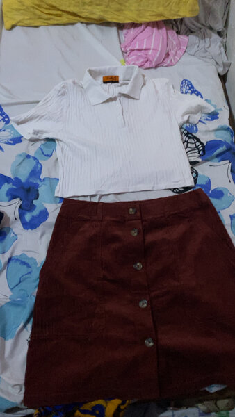 Top blanc et jupe bordeaux