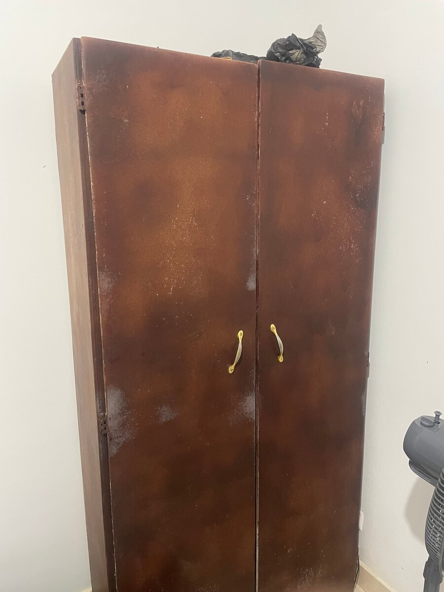 Armoire rustique avec poignées