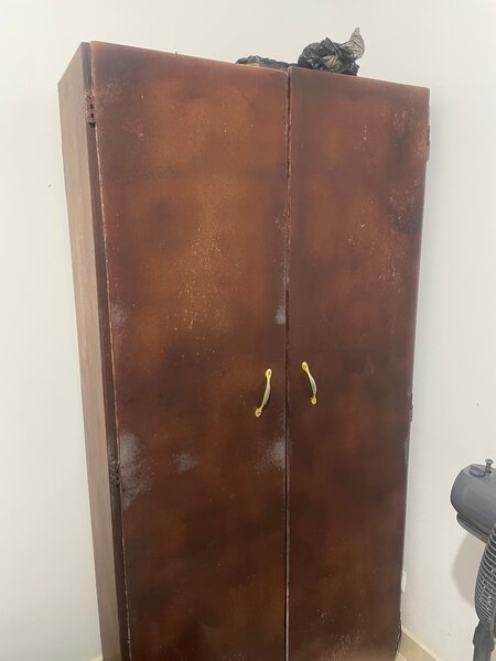 Armoire rustique avec poignées