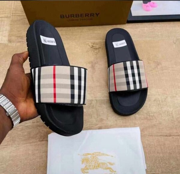 Claquettes Burberry élégantes