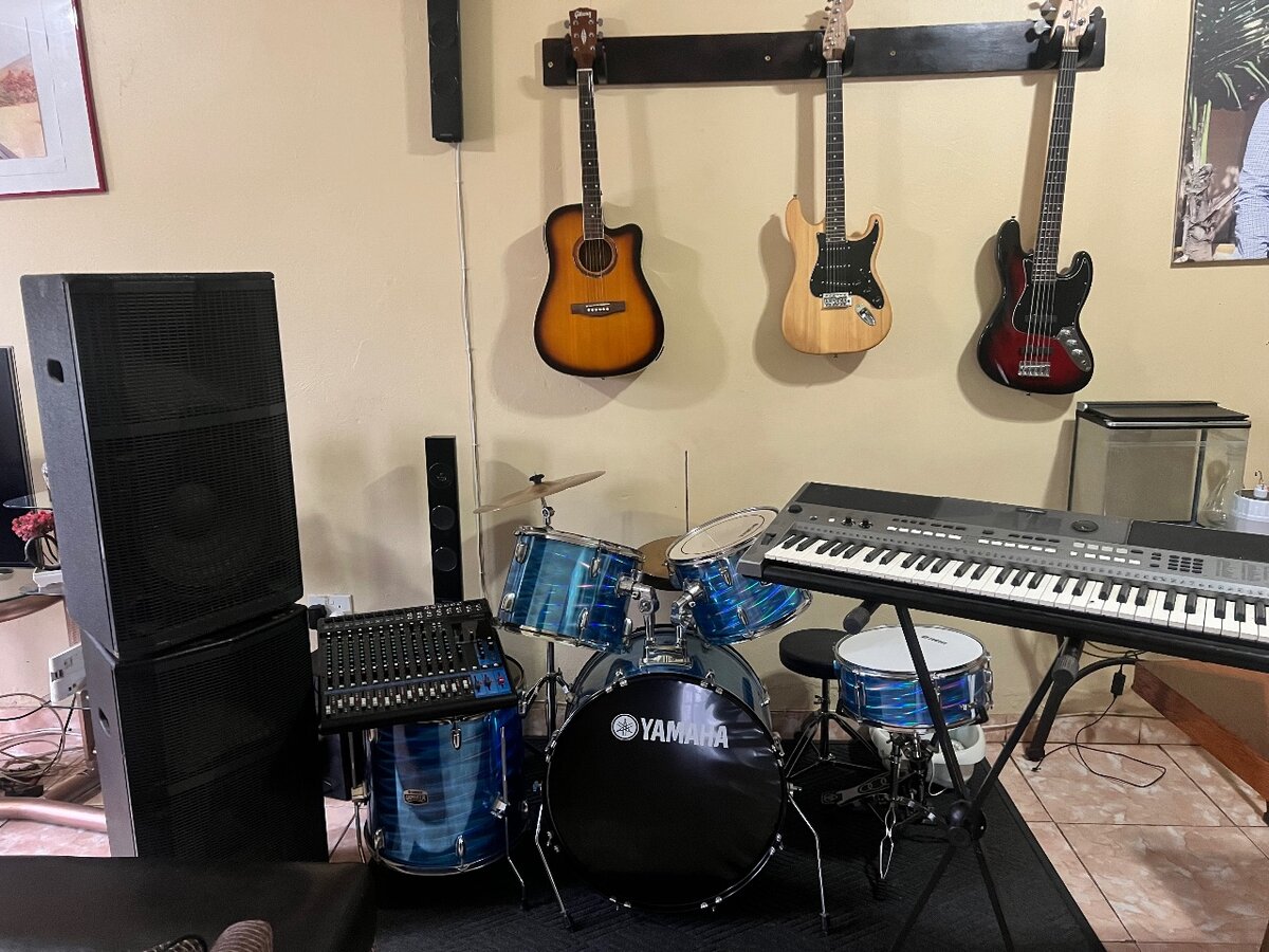 Music equipments for sale Drum set yamaha Keyboard 446 Mixer