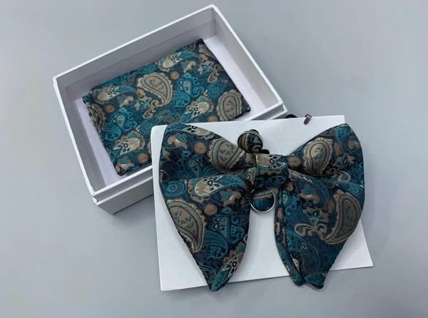  Men's bow tie with a beautiful print