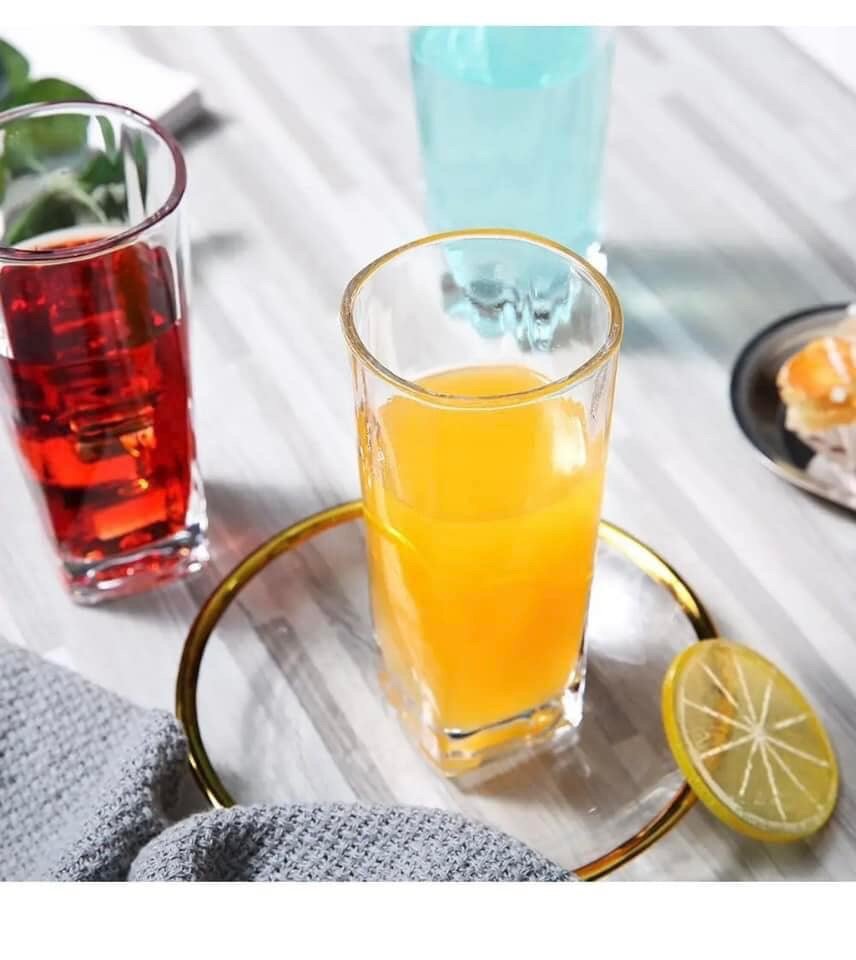 Verres. Assiettes et assiettes pizza