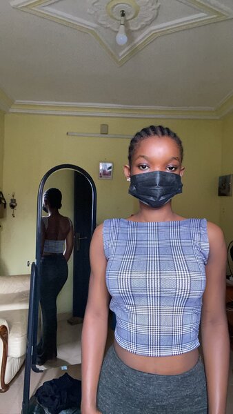 Haut court à carreaux chic