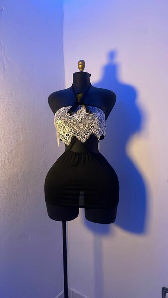 Robe en dentelle noire élégante