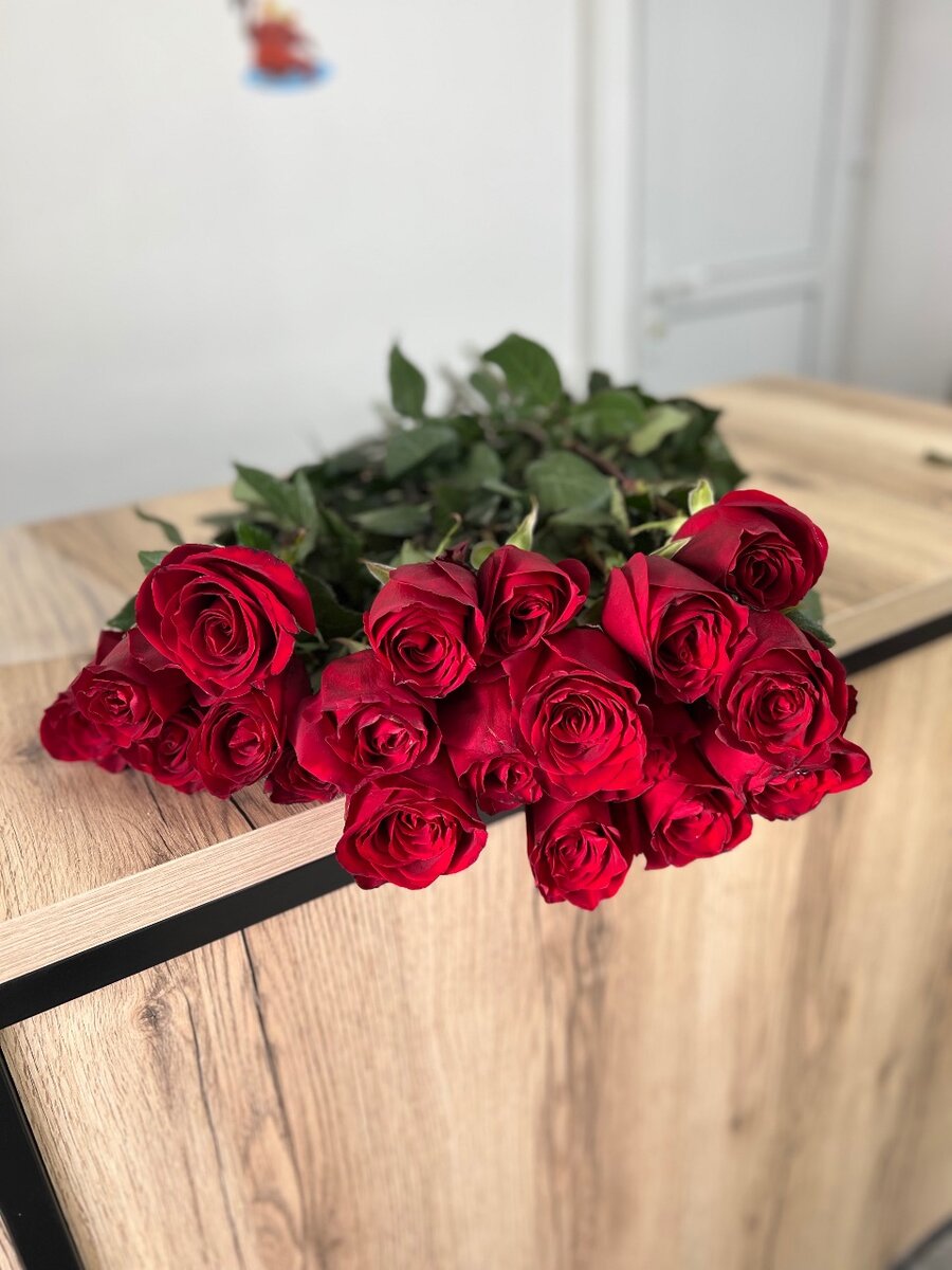 Красные розы 60см