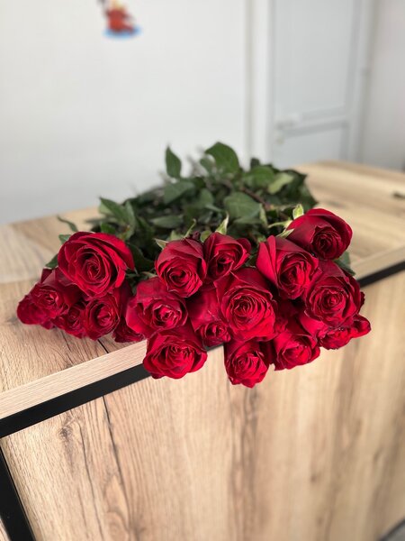 Красные розы 60см