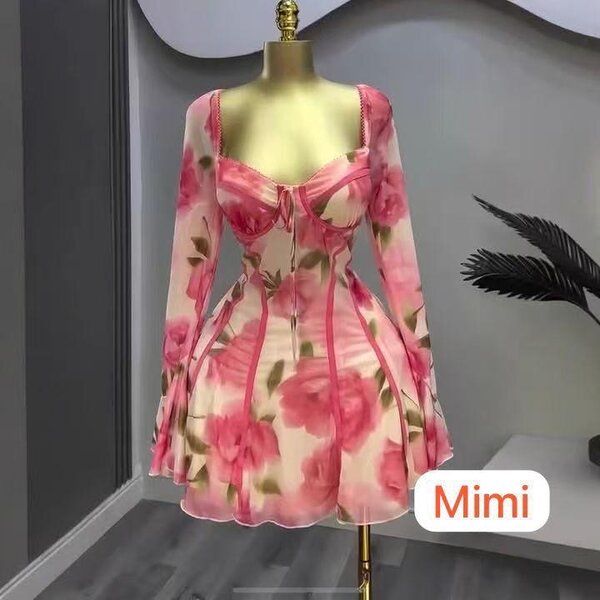 Robe élégante à fleurs rose