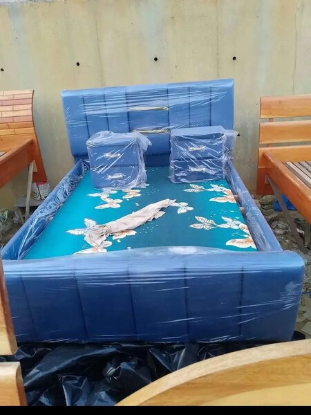 Lit double moderne avec matelas