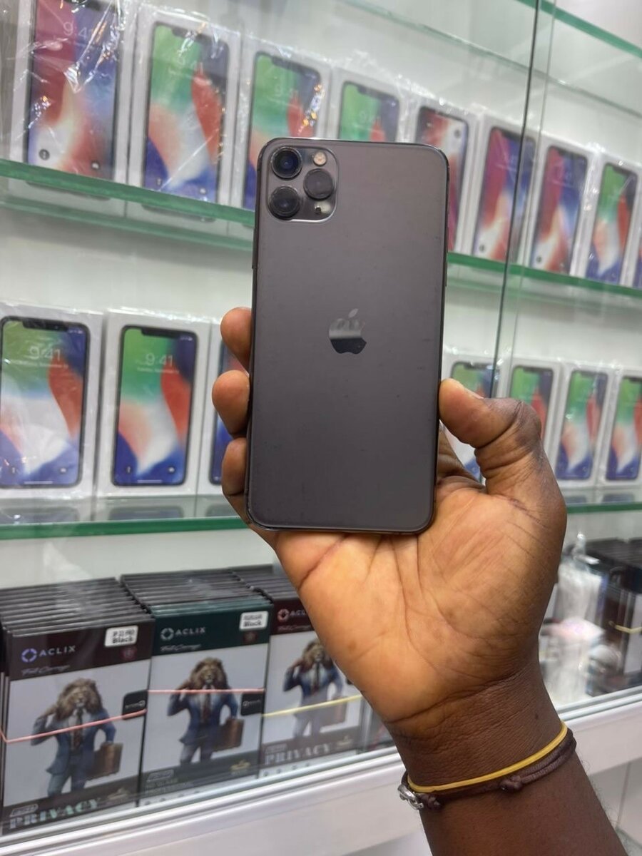 iPhone 11pro  max 64giga sans Face ID très propre