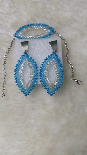 Ensemble Collier et Boucles d'Oreilles en Perles Bleues