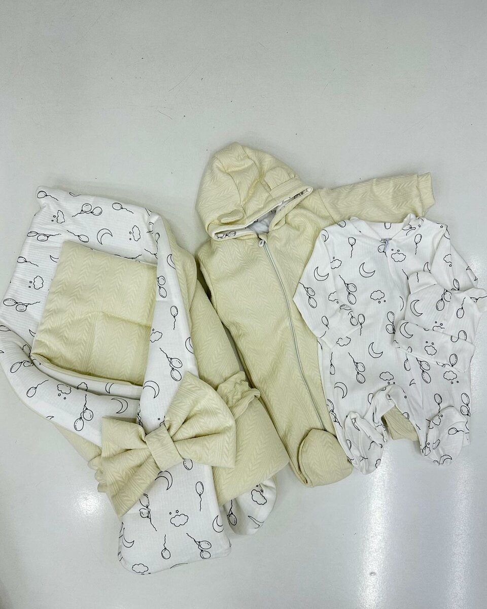 Стильный детский комбинезон и уютный конверт в роддом