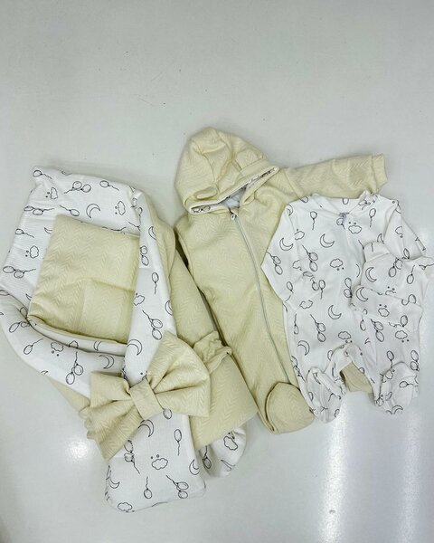 Стильный детский комбинезон и уютный конверт в роддом