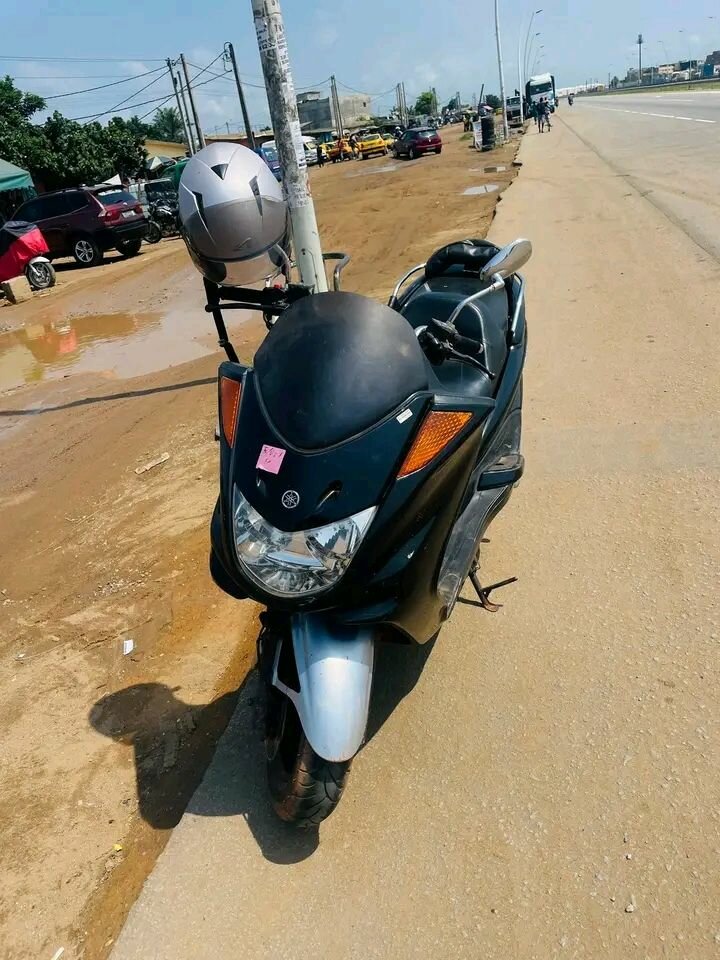 Scooter Yamaha élégant noir