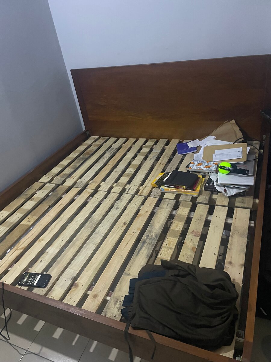 Cadre de lit en bois robuste