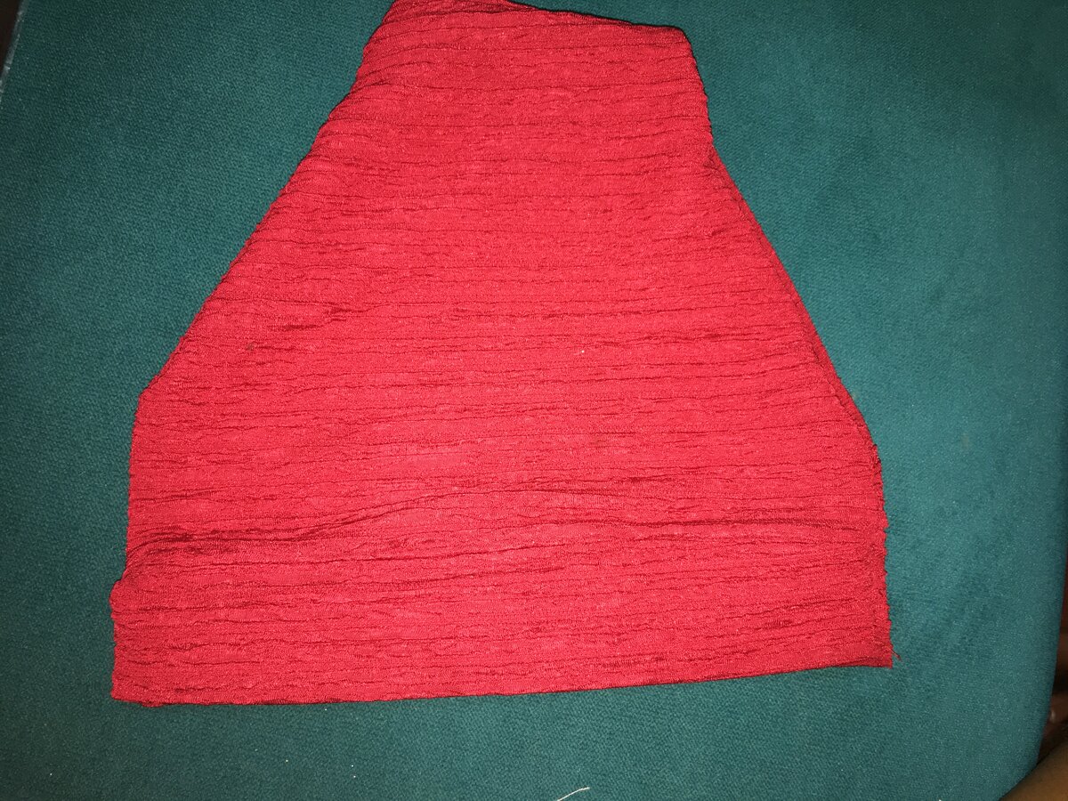Turban en tissu rouge à fleur