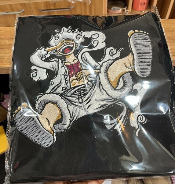 T-shirt brodé animé