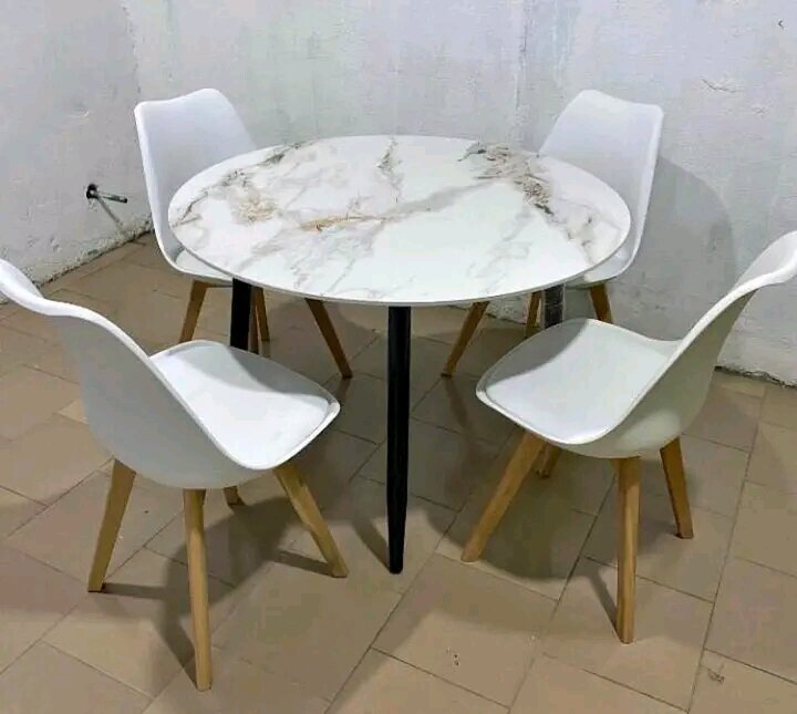 Table et chaises modernes