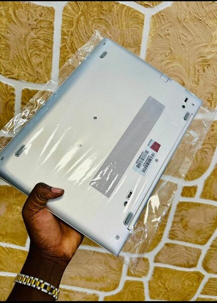 Coque inférieure pour ordinateur