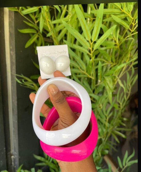 Bracelets et Boucles d'Oreilles Colorés