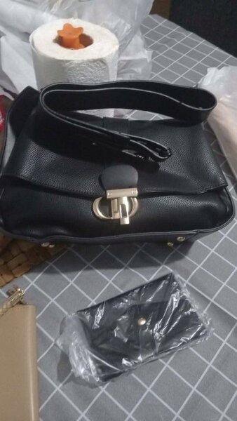 Sac à main en cuir noir chic