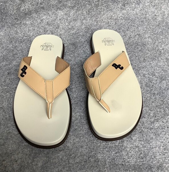 Tongs en cuir beige élégantes