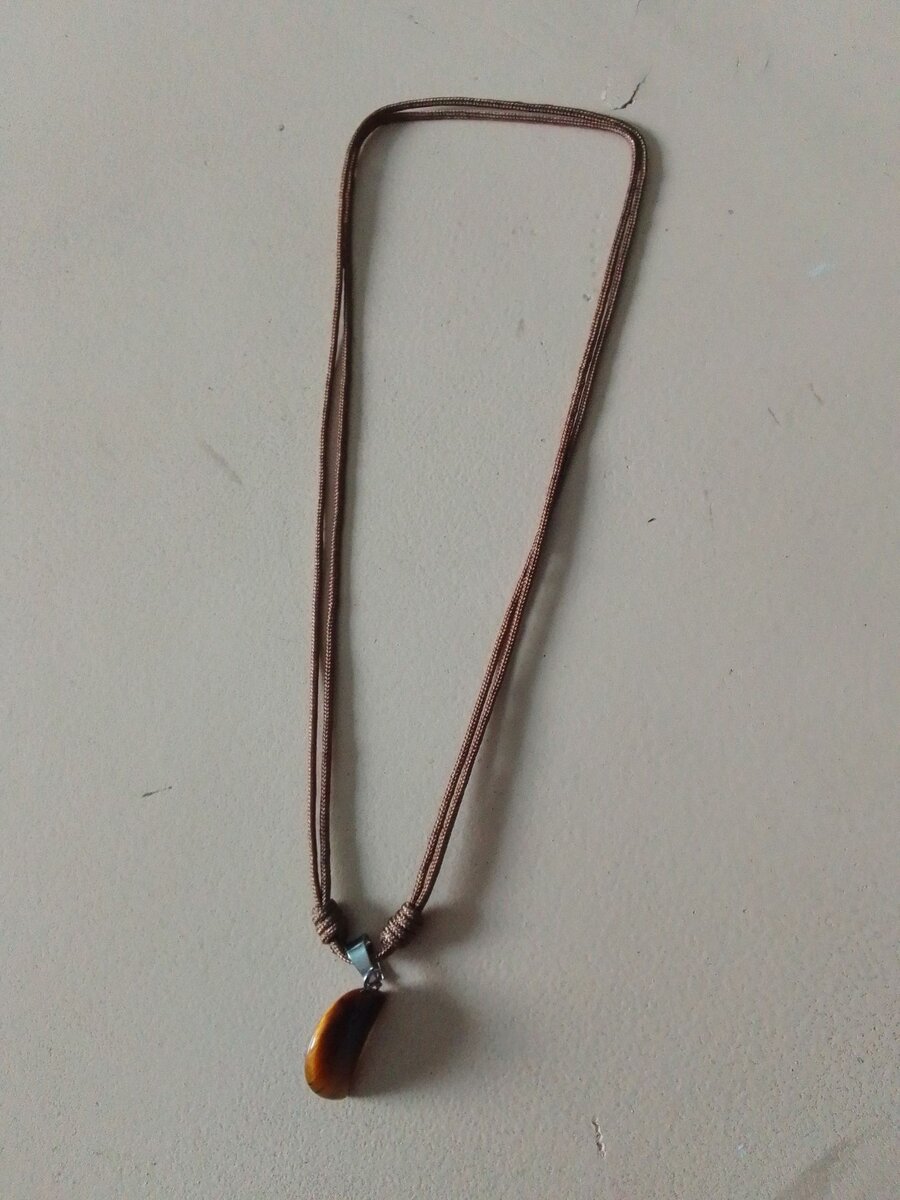 Chaîne avec une médaille oeil de tigre