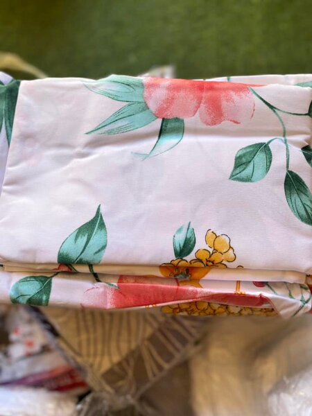  set includes 2 bedsheets and 4 pillowcases.