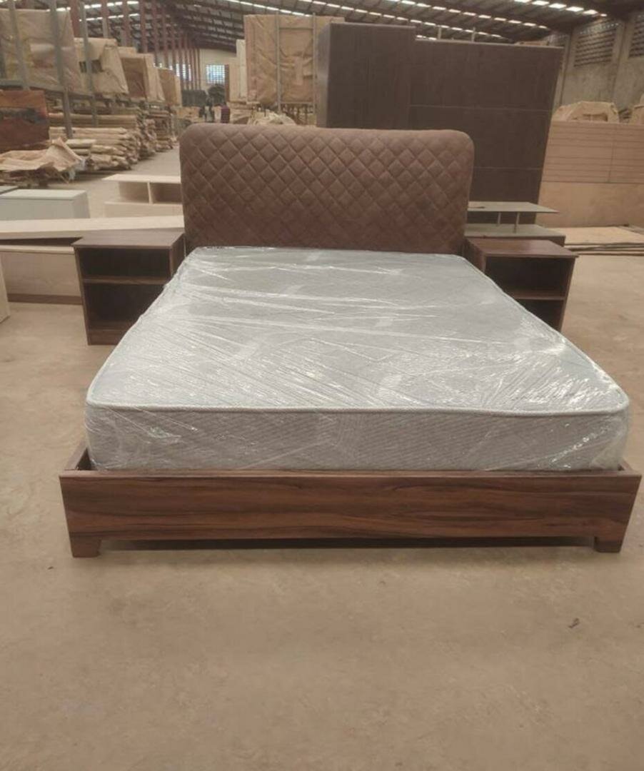 Lit double avec tête rembourrée