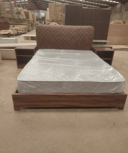 Lit double avec tête rembourrée