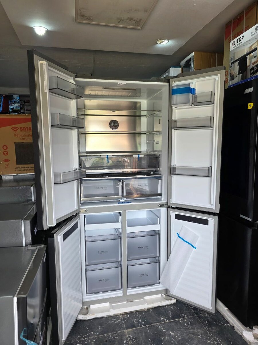 Réfrigérateur moderne à portes françaises