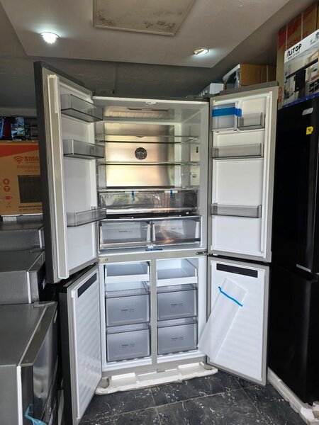 Réfrigérateur moderne à portes françaises