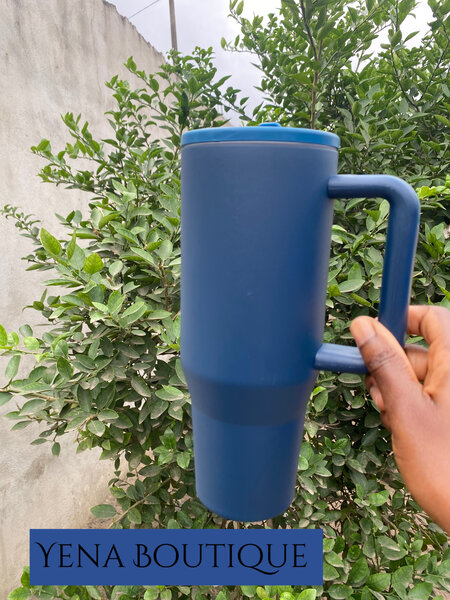 Tasse isolée bleue