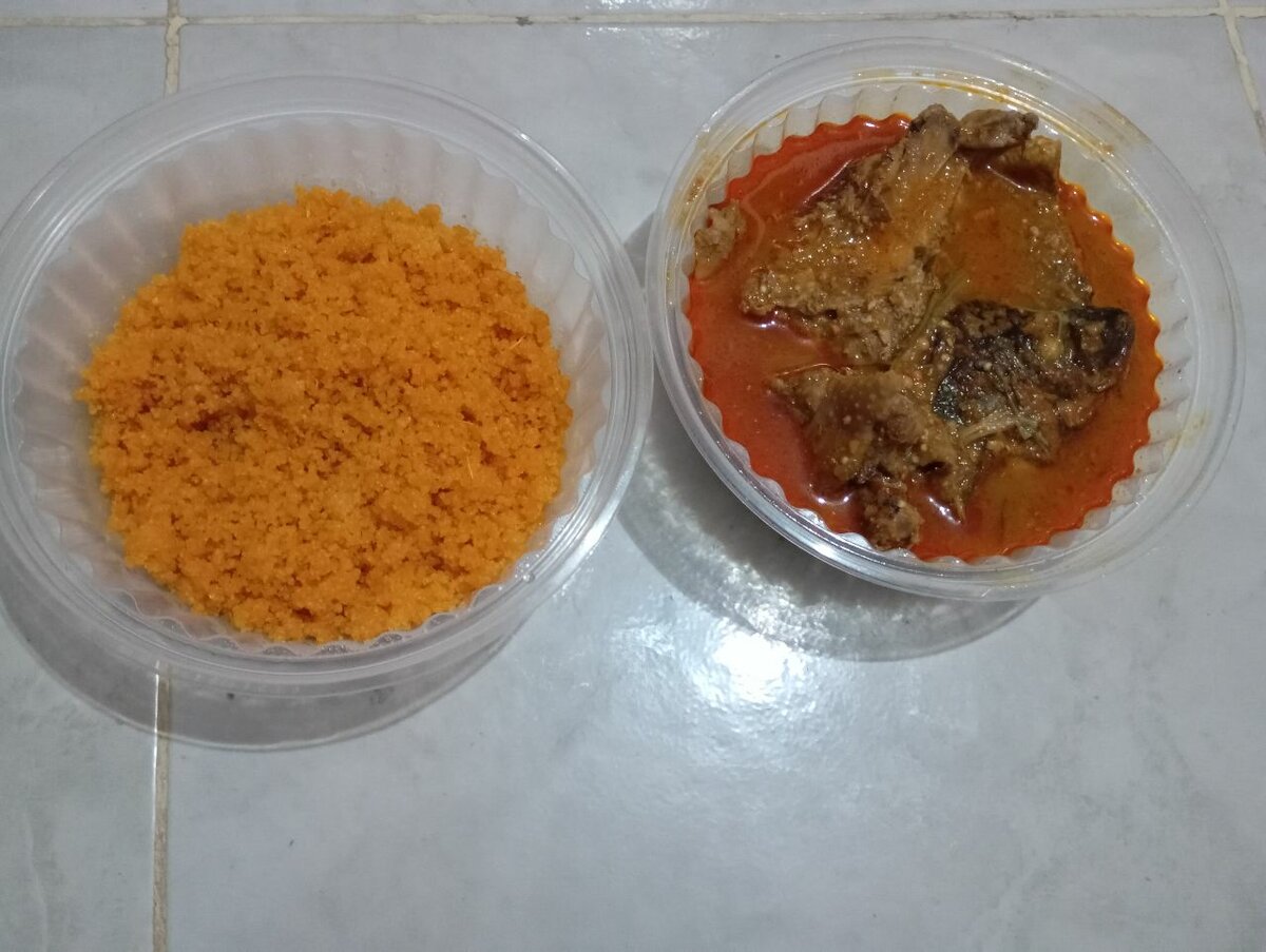 Attieke huile rouge et sauce