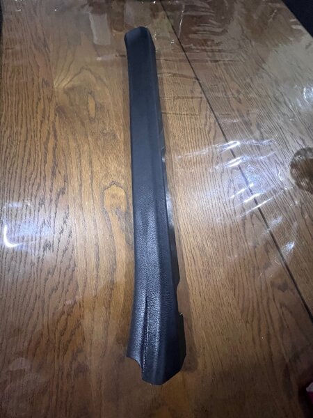 Пластиковая накладка порога левая. Тойота Камри 70