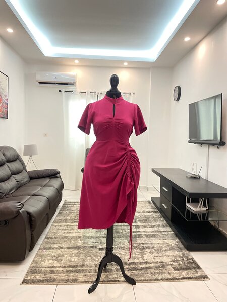 Robe élégante froncée femme