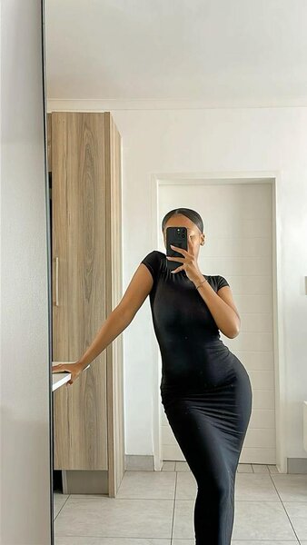 Robe noire élégante ajustée