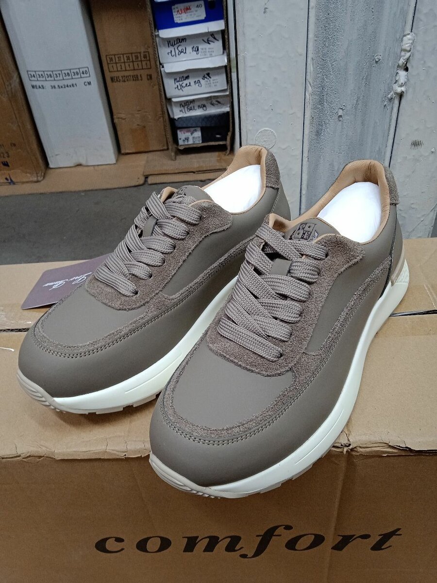 Кроссовки женские