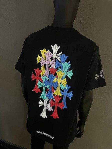 T-shirt noir graphique coloré