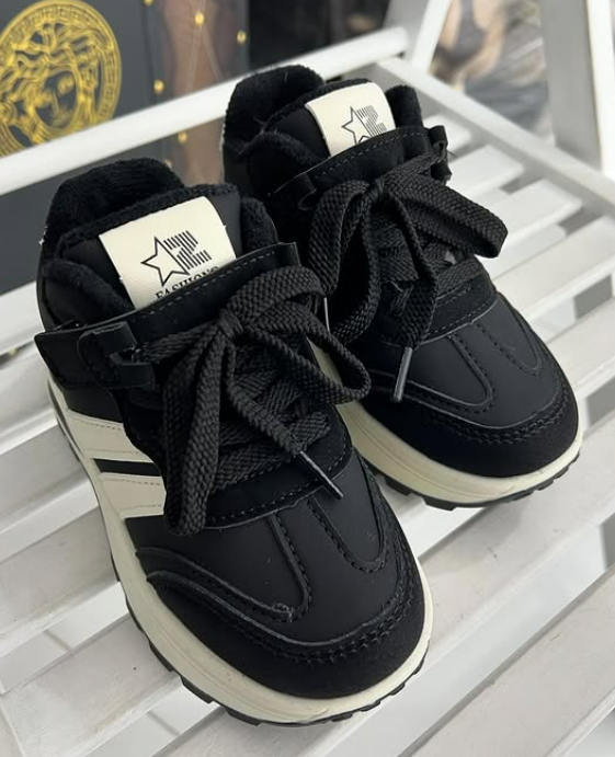 **Детские кроссовки для поздней осени** — отличное решение для прохладной и влажной погоды. Эти кроссовки выполнены из водоотталкивающих материалов, которые надежно защищают от сырости и грязи. 🥰☑️