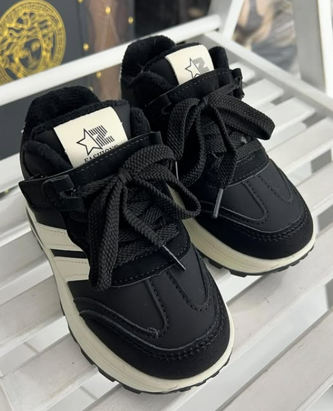 **Детские кроссовки для поздней осени** — отличное решение для прохладной и влажной погоды. Эти кроссовки выполнены из водоотталкивающих материалов, которые надежно защищают от сырости и грязи. 🥰☑️