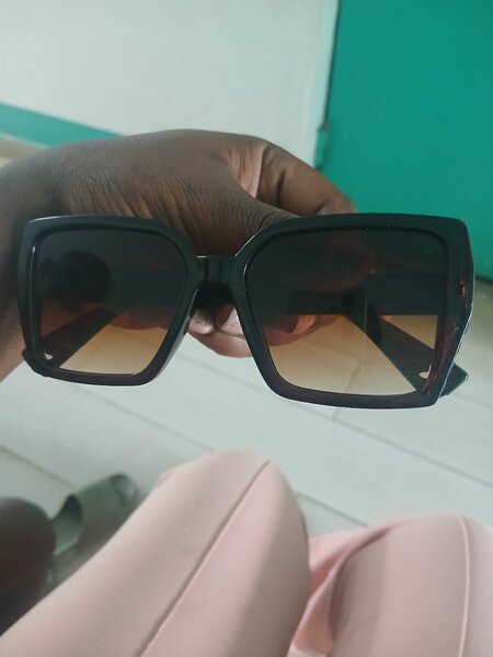 Lunettes de soleil carrées élégantes