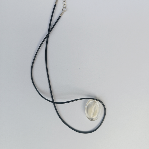 Collier pendentif en verre élégant