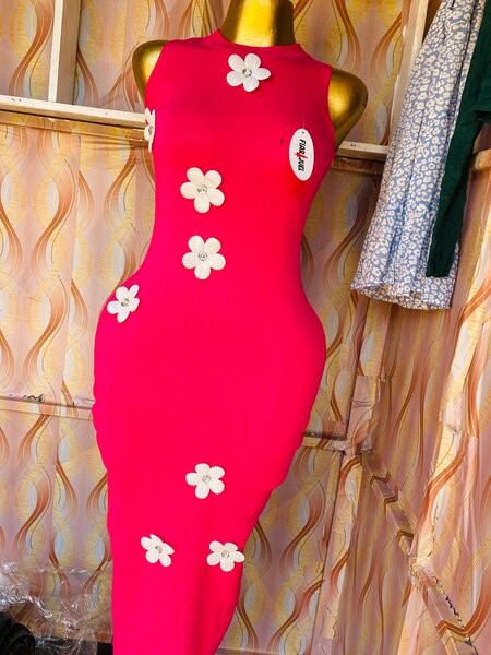 Robe moulante fleurie rose