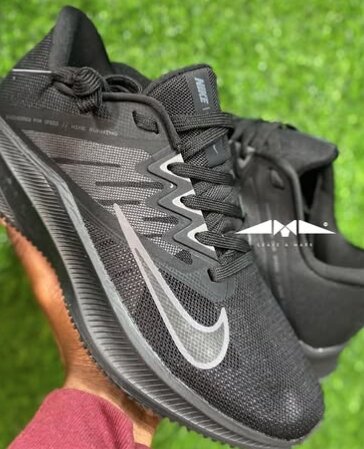 Nike sneakers black