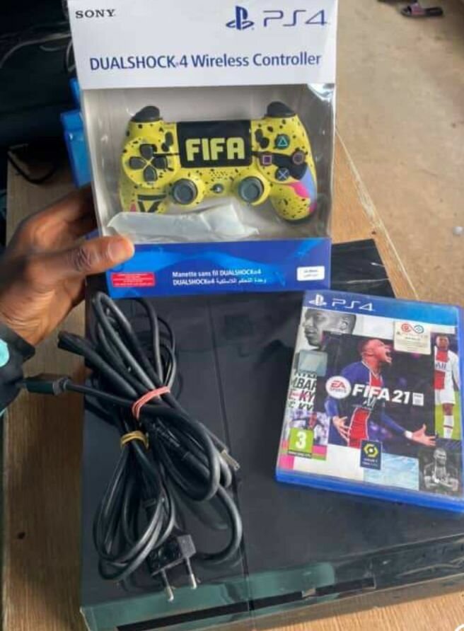 Console PS4 avec Manette