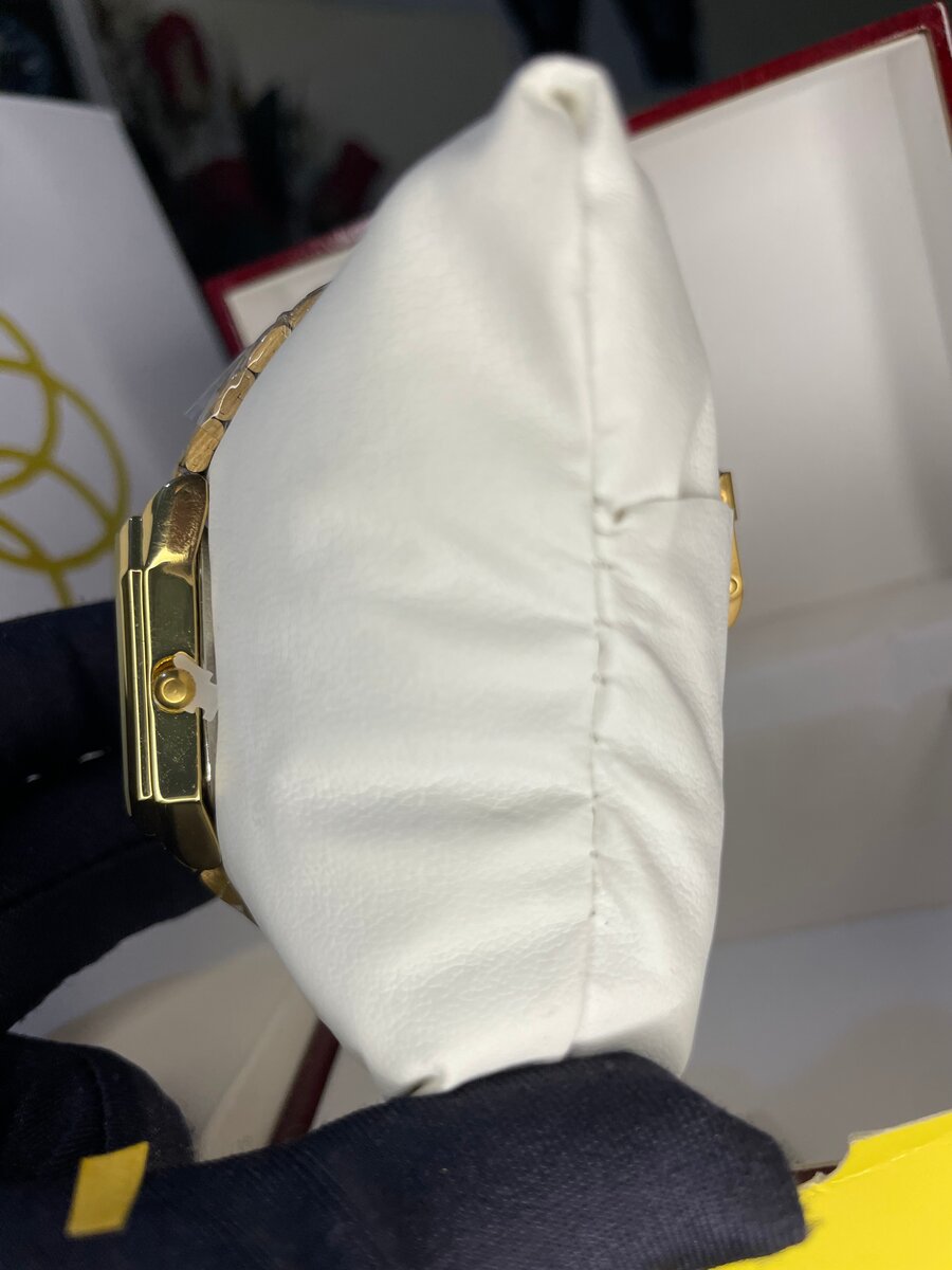 Montre rectangulaire dorée