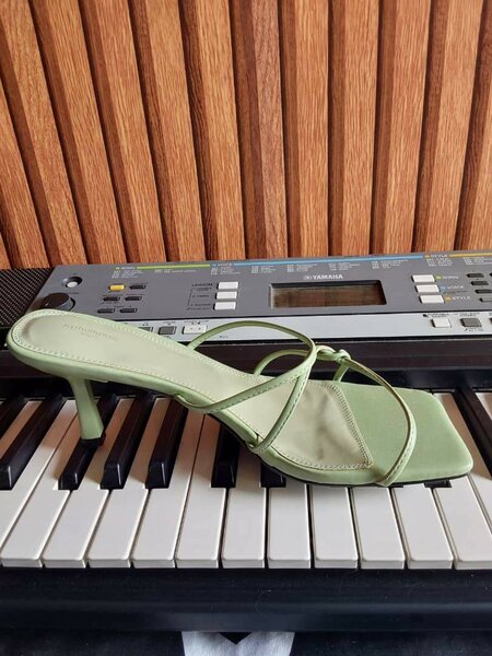 Sandale à talon carré verte