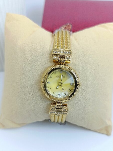 Montre bracelet dorée élégante