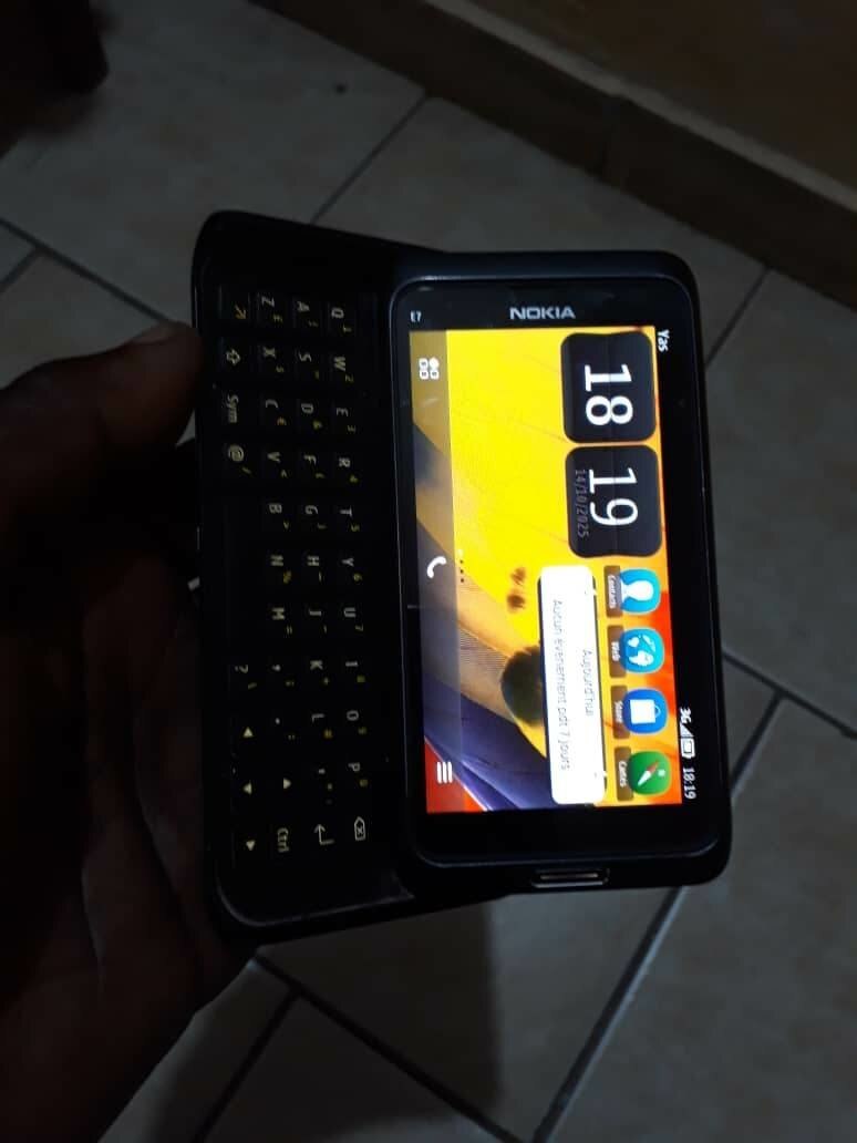 Nokia E7 Smartphone QWERTY